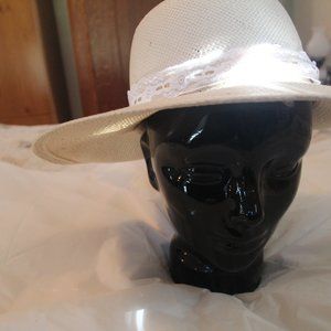 Hat white with ribbon and bow Size Medium (size ~7 1/8)